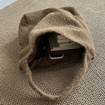 Geantă bucket pentru umăr, în stil street, material lână, formă orizontal pătrată, căptușeală poliester, buzunar intern pentru telefon