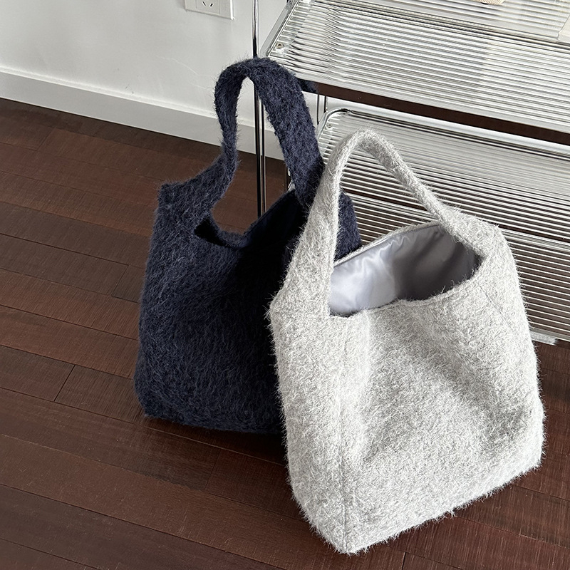 Geantă bucket pentru umăr, în stil street, material lână, formă orizontal pătrată, căptușeală poliester, buzunar intern pentru telefon