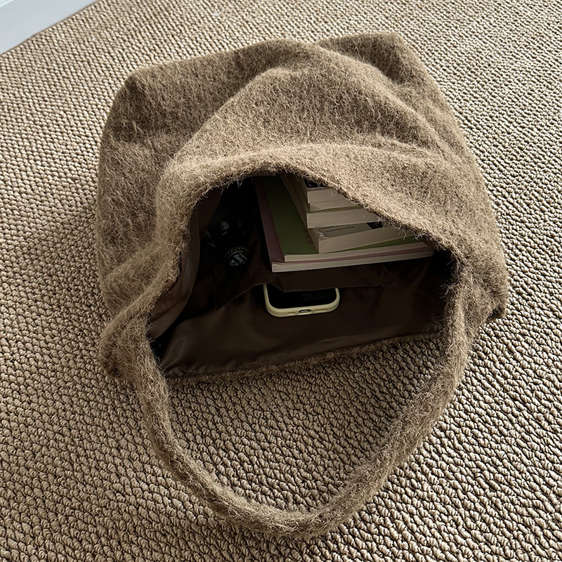 Geantă bucket pentru umăr, în stil street, material lână, formă orizontal pătrată, căptușeală poliester, buzunar intern pentru telefon