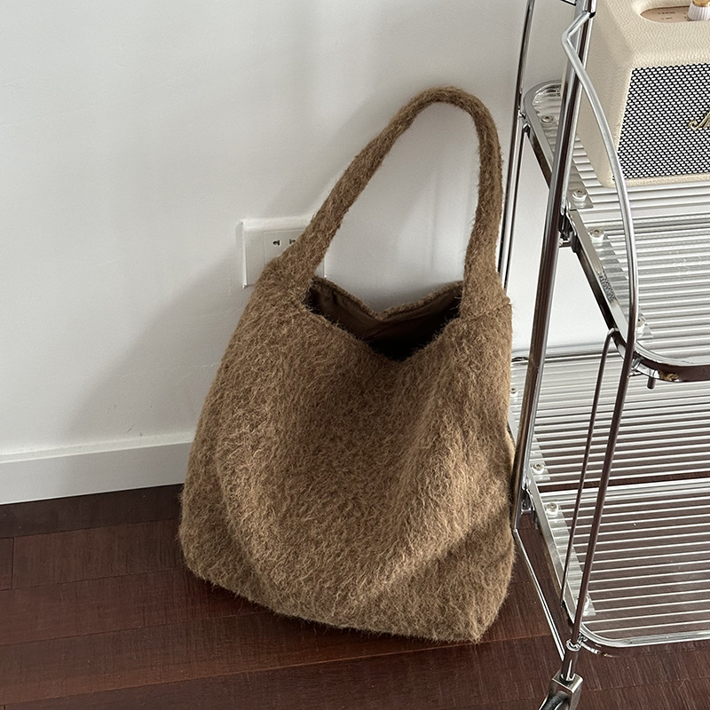 Geantă bucket pentru umăr, în stil street, material lână, formă orizontal pătrată, căptușeală poliester, buzunar intern pentru telefon