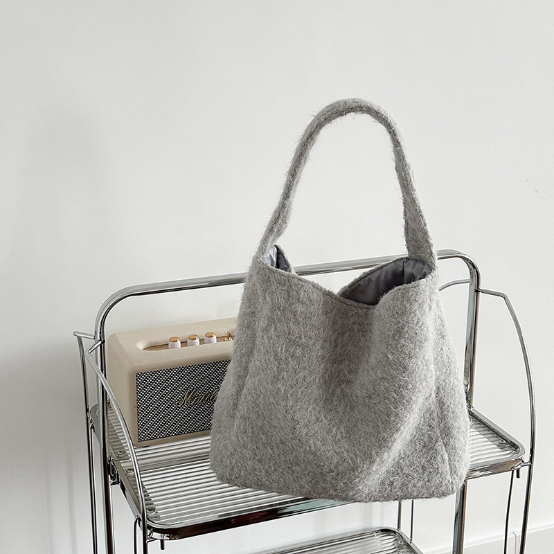 Geantă bucket pentru umăr, în stil street, material lână, formă orizontal pătrată, căptușeală poliester, buzunar intern pentru telefon