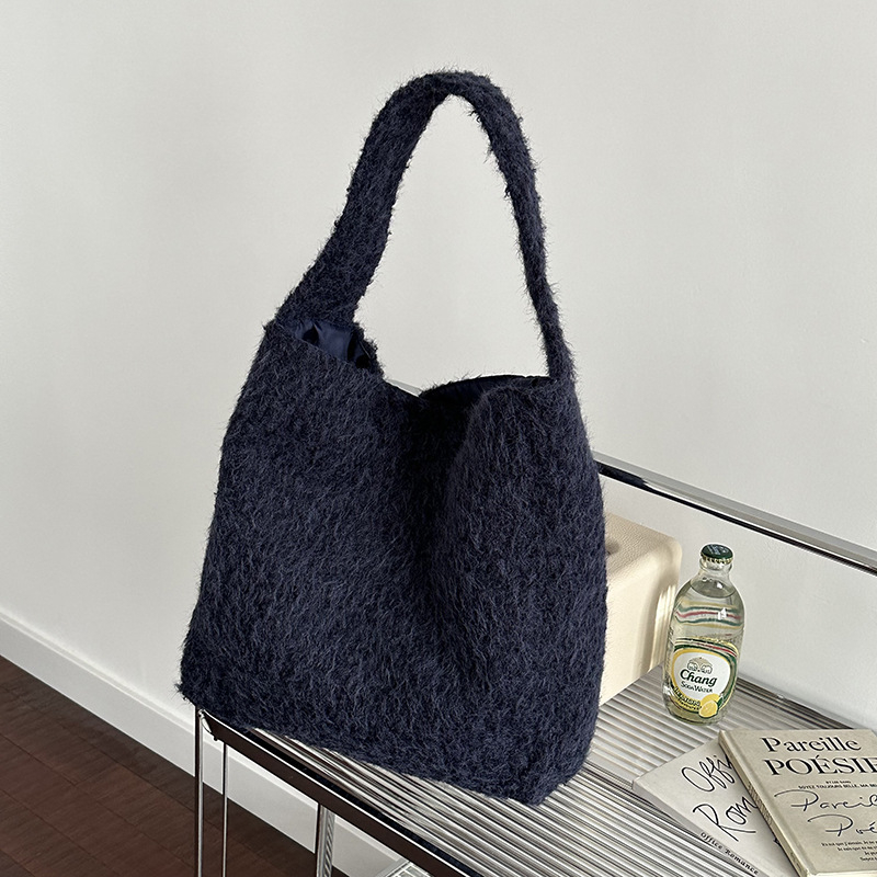 Geantă bucket pentru umăr, în stil street, material lână, formă orizontal pătrată, căptușeală poliester, buzunar intern pentru telefon