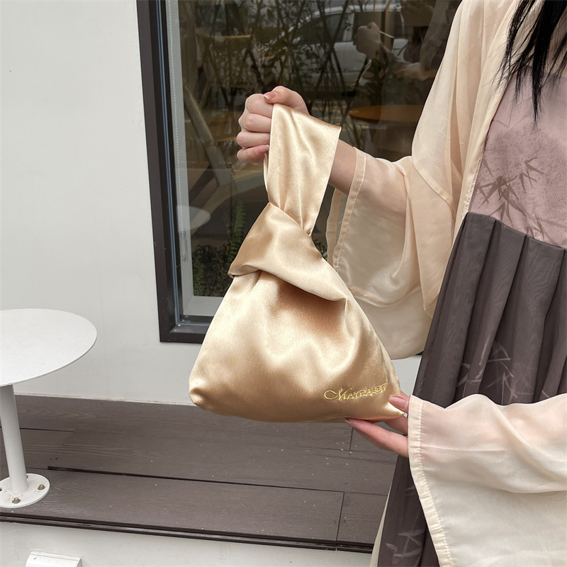 Geantă de încheietură din satin pentru femei, nod, stil urban minimalist, material textil, geantă subraț, formă verticală pătrată, buzunar pentru telefon și buletin