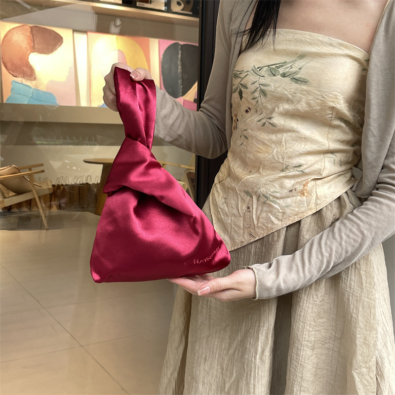 Geantă de încheietură din satin pentru femei, nod, stil urban minimalist, material textil, geantă subraț, formă verticală pătrată, buzunar pentru telefon și buletin