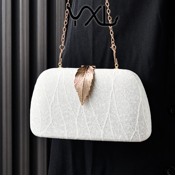 Leveles mintázatú estélyi clutch | vízszintes négyszög alakú forma, telefontartó zseb, zárható, poliészter