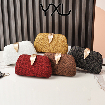 Leveles mintázatú estélyi clutch | vízszintes négyszög alakú forma, telefontartó zseb, zárható, poliészter