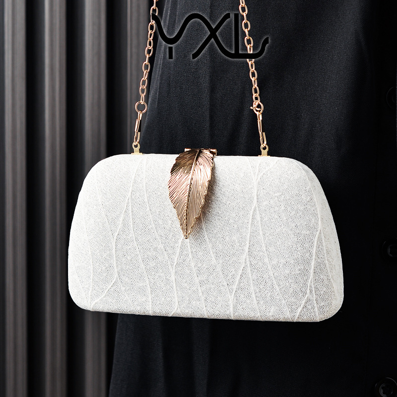 Leveles mintázatú estélyi clutch | vízszintes négyszög alakú forma, telefontartó zseb, zárható, poliészter