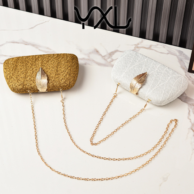 Leveles mintázatú estélyi clutch | vízszintes négyszög alakú forma, telefontartó zseb, zárható, poliészter