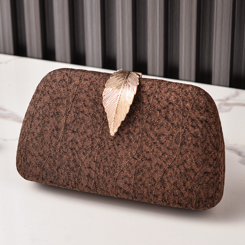 Leveles mintázatú estélyi clutch | vízszintes négyszög alakú forma, telefontartó zseb, zárható, poliészter