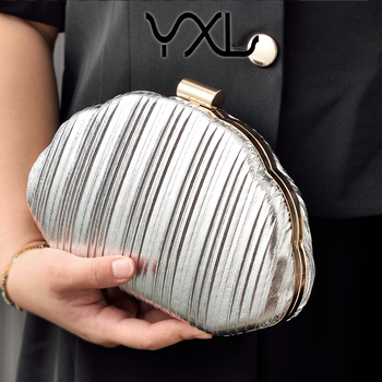 Kagyló alakú esti táska, merev héj, láncos vállpánt, zárható, poliészter bélés