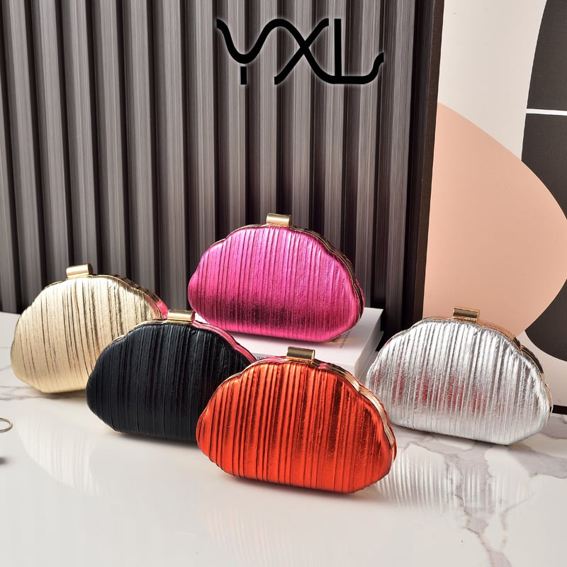 Kagyló alakú esti táska, merev héj, láncos vállpánt, zárható, poliészter bélés