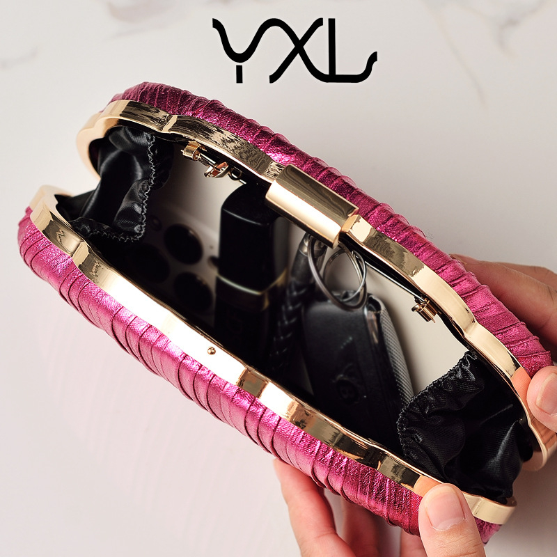 Kagyló alakú esti táska, merev héj, láncos vállpánt, zárható, poliészter bélés