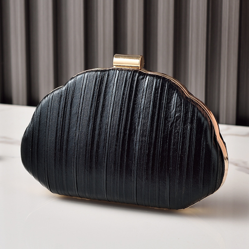 Kagyló alakú esti táska, merev héj, láncos vállpánt, zárható, poliészter bélés