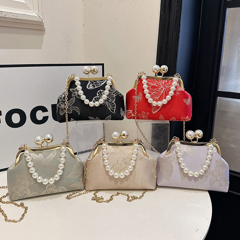 Bársonos estélyi táska kínai stílusú hímzéssel, gyöngyös lánc a vállon, vízszintes négyzet alakú forma, csatt-zárás