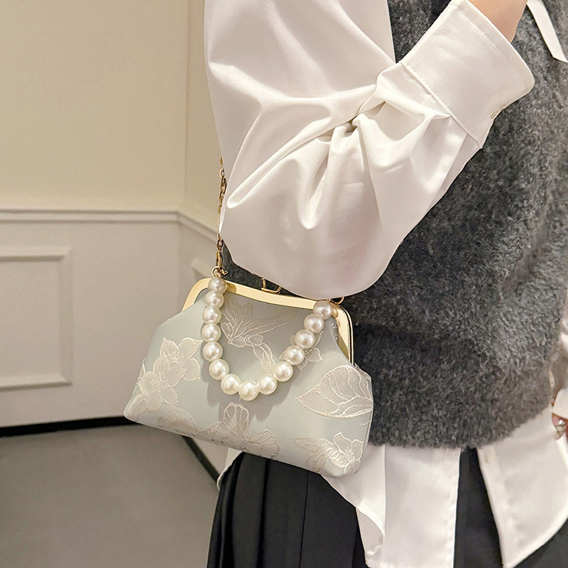 Bársonos estélyi táska kínai stílusú hímzéssel, gyöngyös lánc a vállon, vízszintes négyzet alakú forma, csatt-zárás