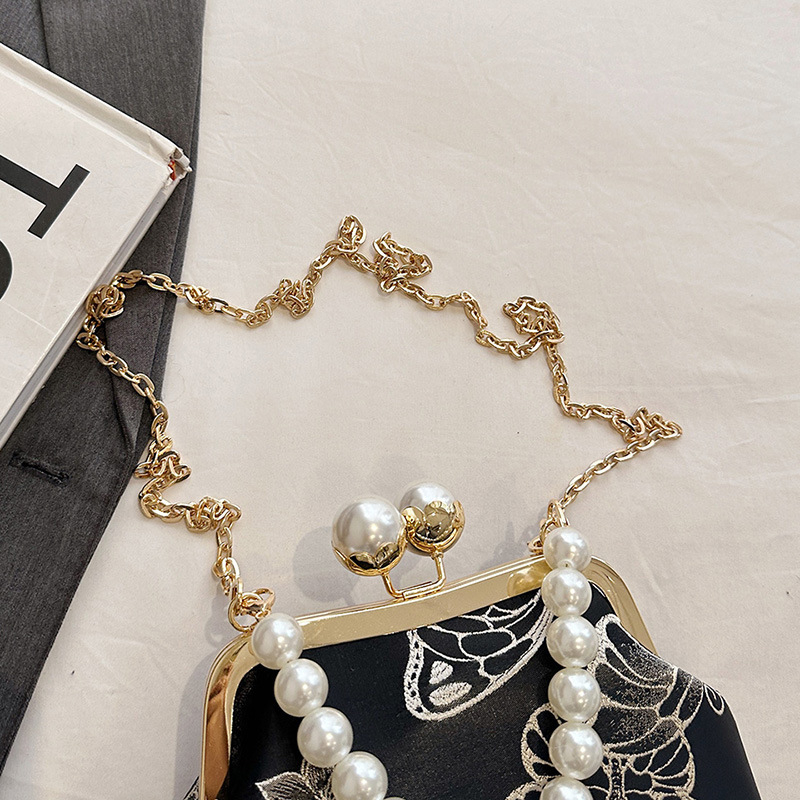 Bársonos estélyi táska kínai stílusú hímzéssel, gyöngyös lánc a vállon, vízszintes négyzet alakú forma, csatt-zárás