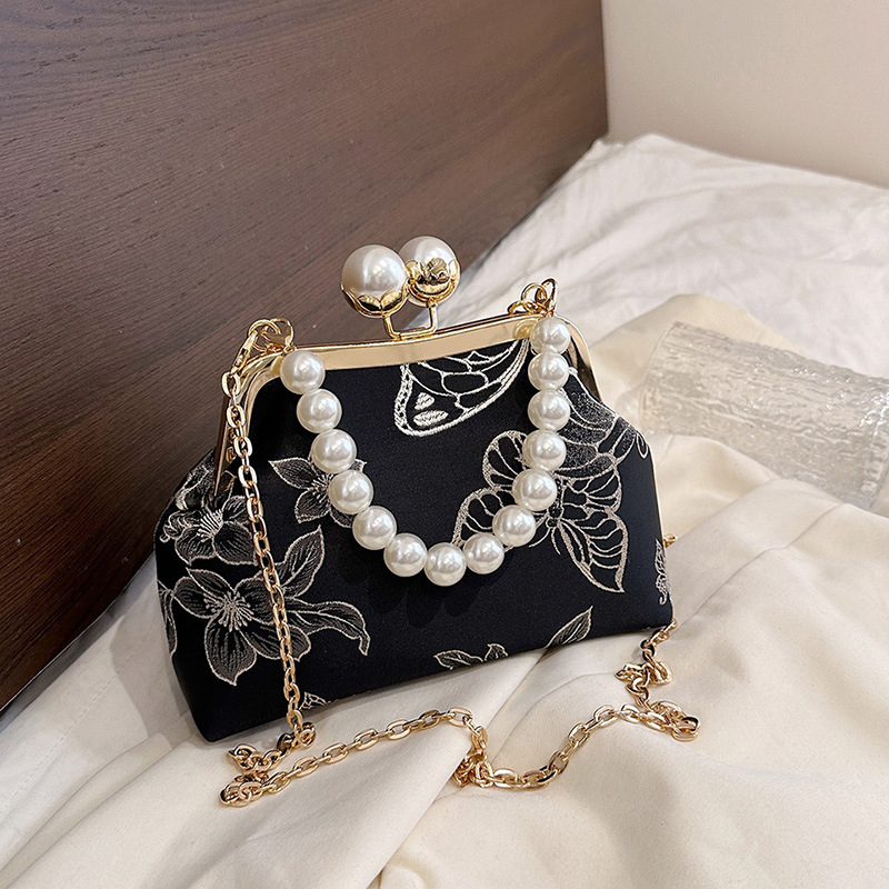 Bársonos estélyi táska kínai stílusú hímzéssel, gyöngyös lánc a vállon, vízszintes négyzet alakú forma, csatt-zárás