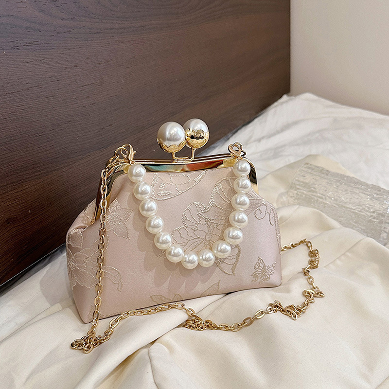 Bársonos estélyi táska kínai stílusú hímzéssel, gyöngyös lánc a vállon, vízszintes négyzet alakú forma, csatt-zárás