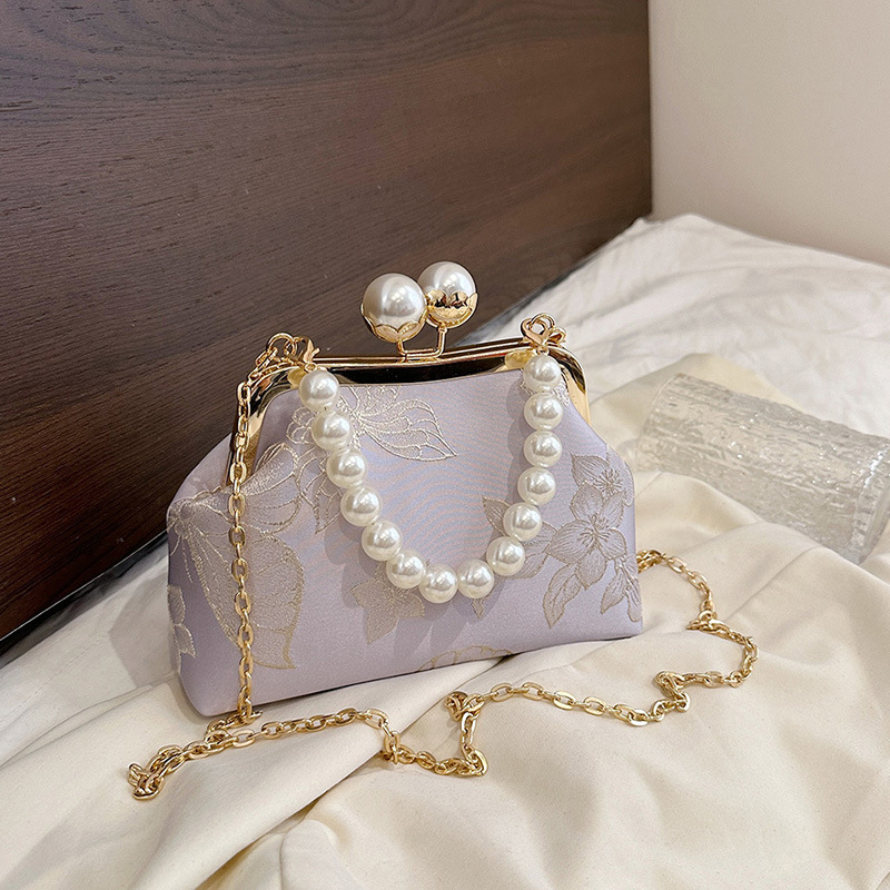 Bársonos estélyi táska kínai stílusú hímzéssel, gyöngyös lánc a vállon, vízszintes négyzet alakú forma, csatt-zárás