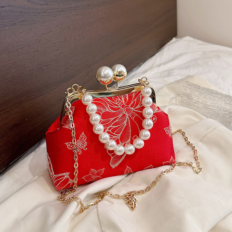 Bársonos estélyi táska kínai stílusú hímzéssel, gyöngyös lánc a vállon, vízszintes négyzet alakú forma, csatt-zárás