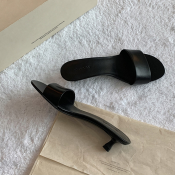 Naiste satiinist ülaosaga sussid, ümmargune varvas, kummist tald, sisemine kiududest vooder, suvi 2025