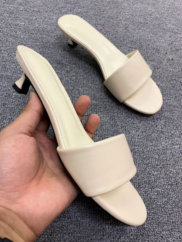 Naiste satiinist ülaosaga sussid, ümmargune varvas, kummist tald, sisemine kiududest vooder, suvi 2025