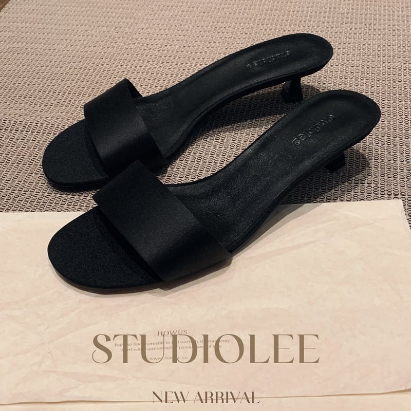 Naiste satiinist ülaosaga sussid, ümmargune varvas, kummist tald, sisemine kiududest vooder, suvi 2025