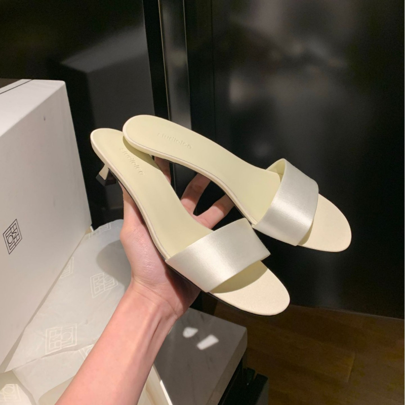 Naiste satiinist ülaosaga sussid, ümmargune varvas, kummist tald, sisemine kiududest vooder, suvi 2025