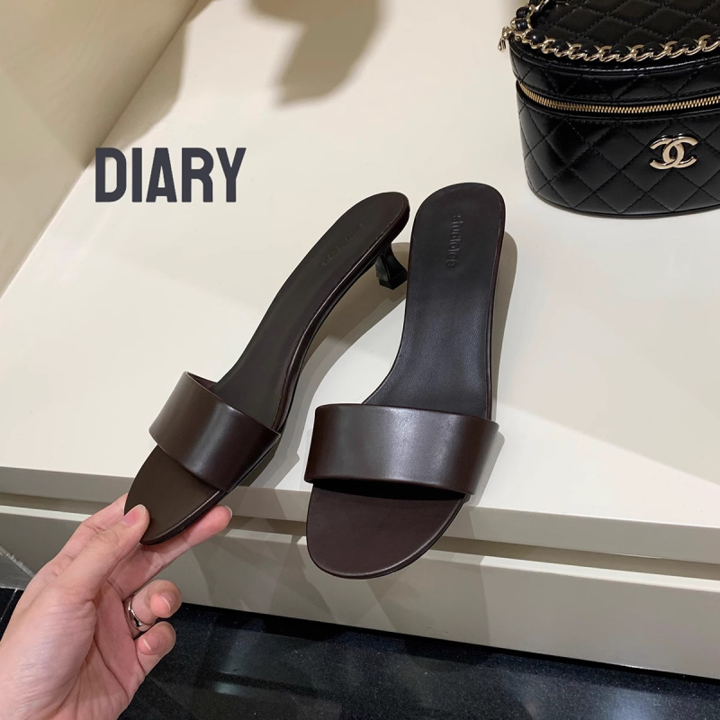 Naiste satiinist ülaosaga sussid, ümmargune varvas, kummist tald, sisemine kiududest vooder, suvi 2025