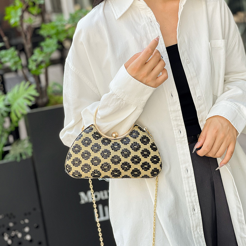 PU estélyi női kézitáska gyűrűs fogantyúval, horizontálisan négyszögletes forma, záródás zár, poliészter-pamut bélés, belső telefontartó zseb