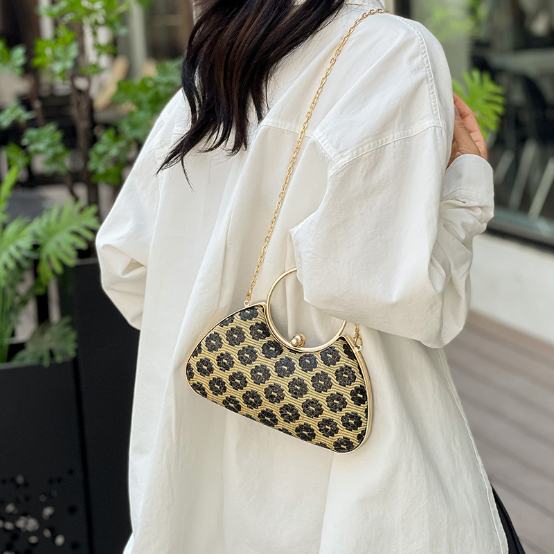 PU estélyi női kézitáska gyűrűs fogantyúval, horizontálisan négyszögletes forma, záródás zár, poliészter-pamut bélés, belső telefontartó zseb