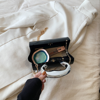 Akril doboz alakú táska, hengeres formájú, záras lezárású, láncos váll- és keresztpánttal, bélés nélkül