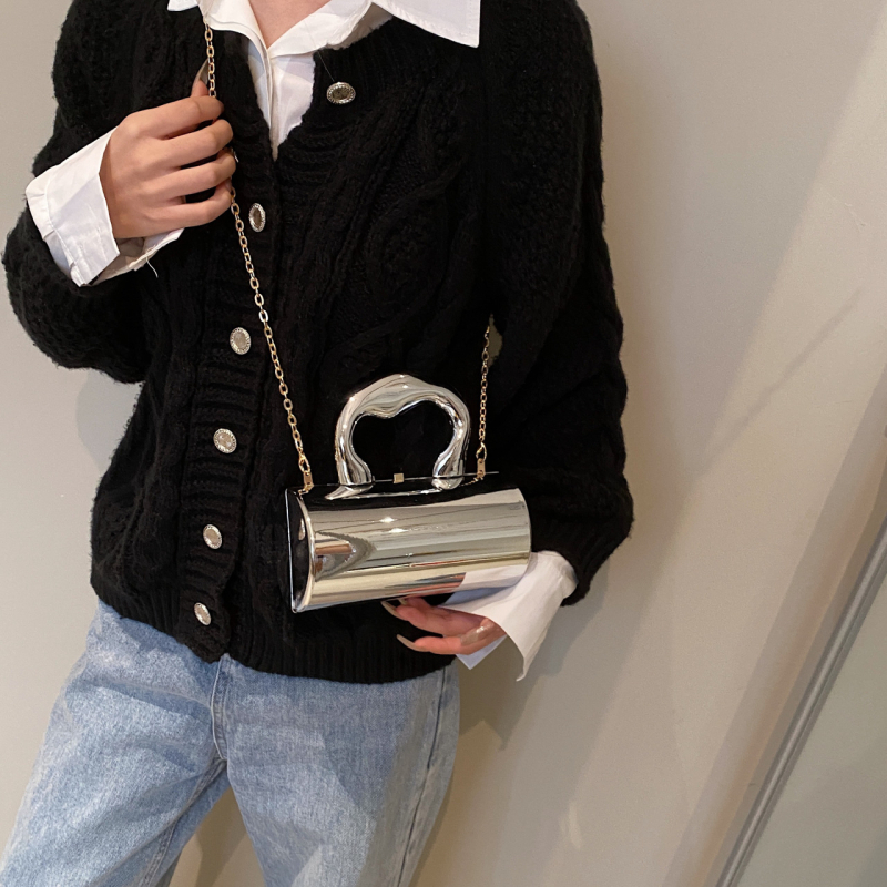 Akril doboz alakú táska, hengeres formájú, záras lezárású, láncos váll- és keresztpánttal, bélés nélkül