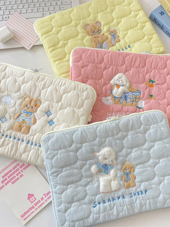 Planšetės ir nešiojamojo kompiuterio laikymo krepšys su minkštu debesėlių siuvinėjimu anime stiliuje; medžiaga: poliesteris; raštas: anime; išleidimo laikas: 2025 m. ruduo.