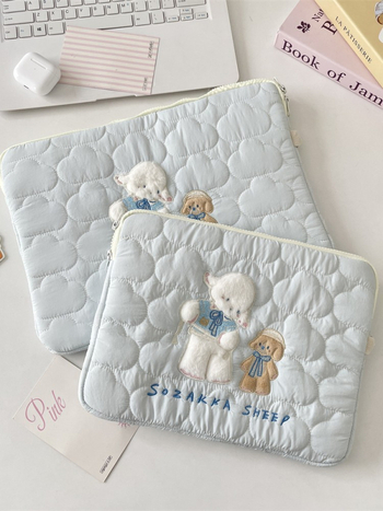 Planšetės ir nešiojamojo kompiuterio laikymo krepšys su minkštu debesėlių siuvinėjimu anime stiliuje; medžiaga: poliesteris; raštas: anime; išleidimo laikas: 2025 m. ruduo.