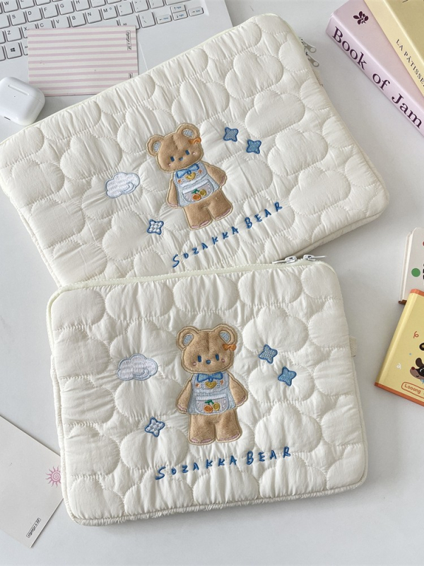 Planšetės ir nešiojamojo kompiuterio laikymo krepšys su minkštu debesėlių siuvinėjimu anime stiliuje; medžiaga: poliesteris; raštas: anime; išleidimo laikas: 2025 m. ruduo.