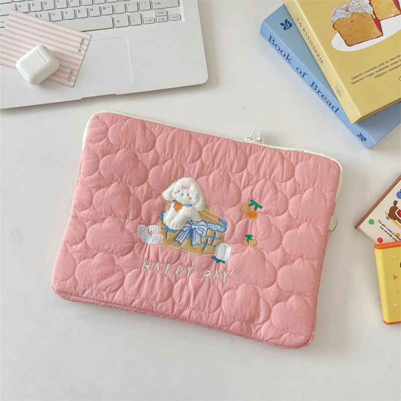 Planšetės ir nešiojamojo kompiuterio laikymo krepšys su minkštu debesėlių siuvinėjimu anime stiliuje; medžiaga: poliesteris; raštas: anime; išleidimo laikas: 2025 m. ruduo.