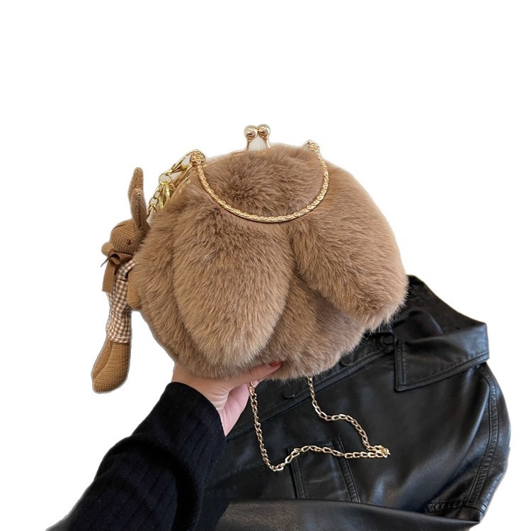 Koreai stílusú plüss válltáska kör alakú formával, mágneses zárás, puha anyag, belső zsebek telefonhoz és kártyákhoz