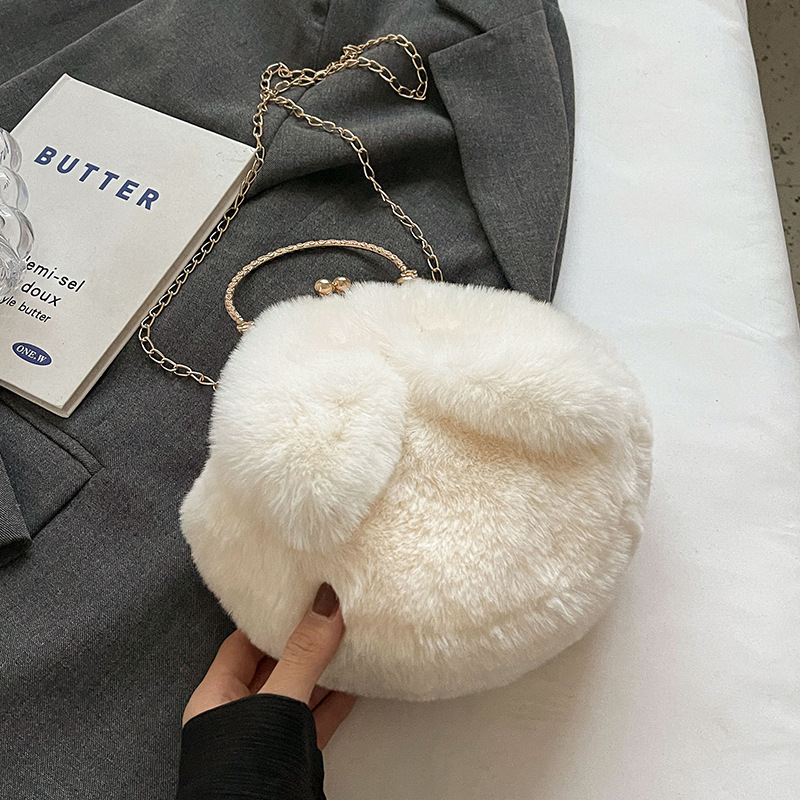 Koreai stílusú plüss válltáska kör alakú formával, mágneses zárás, puha anyag, belső zsebek telefonhoz és kártyákhoz