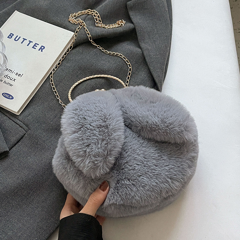 Koreai stílusú plüss válltáska kör alakú formával, mágneses zárás, puha anyag, belső zsebek telefonhoz és kártyákhoz