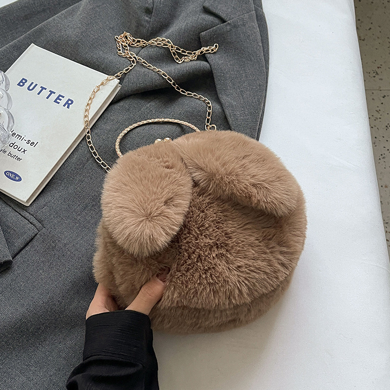 Koreai stílusú plüss válltáska kör alakú formával, mágneses zárás, puha anyag, belső zsebek telefonhoz és kártyákhoz