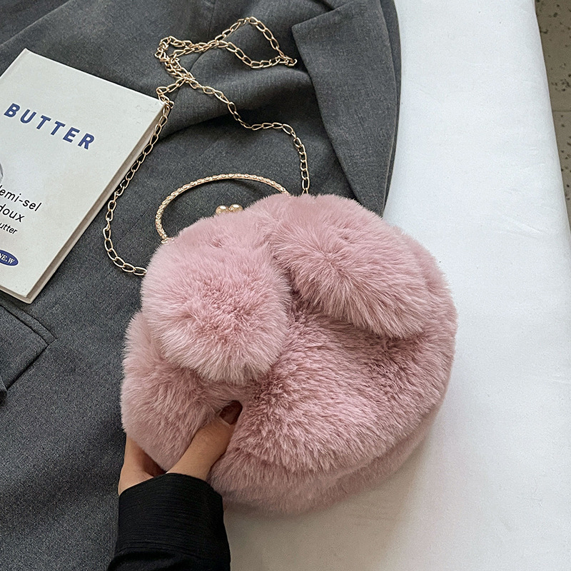 Koreai stílusú plüss válltáska kör alakú formával, mágneses zárás, puha anyag, belső zsebek telefonhoz és kártyákhoz