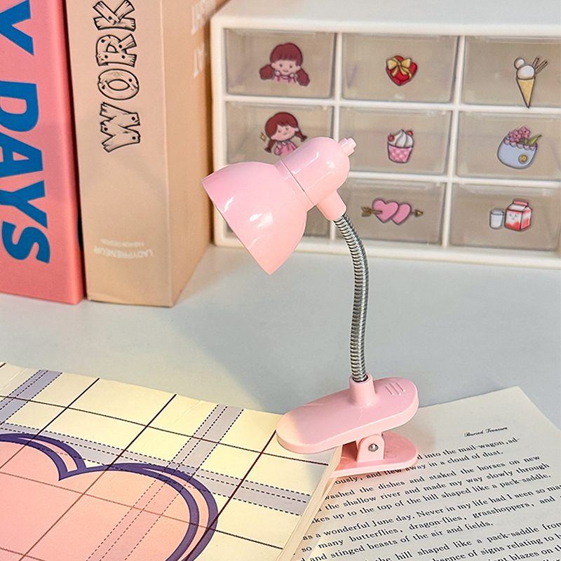 Lampă LED mini clip pentru noptiere — lumină caldă pentru citit, protecție pentru ochi, pentru cămin/dormitor (baterie litiu încorporată; tensiune ≤36V; abajur din plastic; întrerupător cu buton)