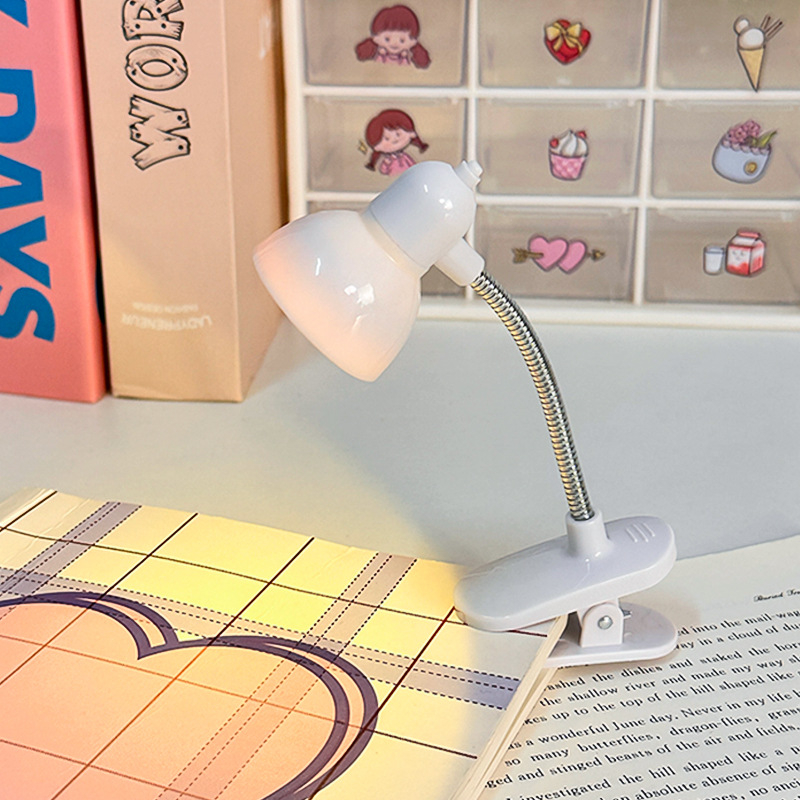 Lampă LED mini clip pentru noptiere — lumină caldă pentru citit, protecție pentru ochi, pentru cămin/dormitor (baterie litiu încorporată; tensiune ≤36V; abajur din plastic; întrerupător cu buton)