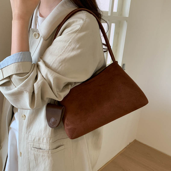 Női PU tote táska alkar-stílusban - mágneses zárás, vízszintes négyzetes forma, belső telefonzseb és laminált cipzáras zseb, egy vállpánt