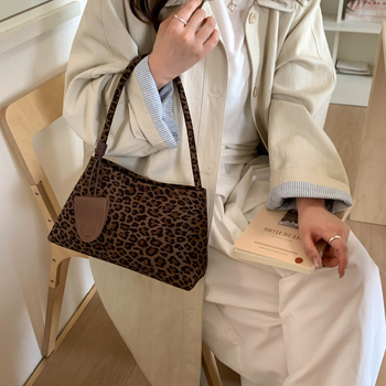 Női PU tote táska alkar-stílusban - mágneses zárás, vízszintes négyzetes forma, belső telefonzseb és laminált cipzáras zseb, egy vállpánt