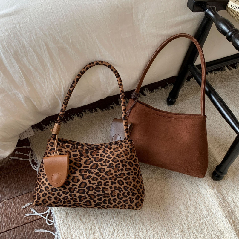 Női PU tote táska alkar-stílusban - mágneses zárás, vízszintes négyzetes forma, belső telefonzseb és laminált cipzáras zseb, egy vállpánt