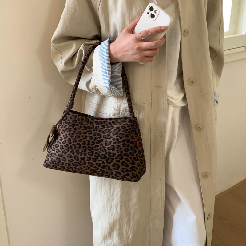 Női PU tote táska alkar-stílusban - mágneses zárás, vízszintes négyzetes forma, belső telefonzseb és laminált cipzáras zseb, egy vállpánt