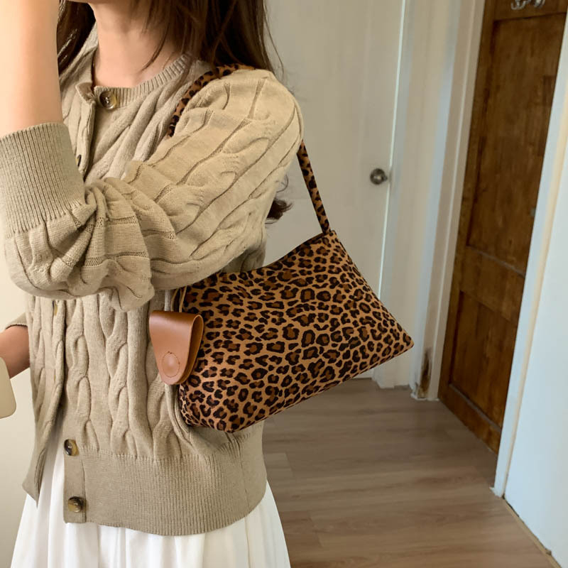 Női PU tote táska alkar-stílusban - mágneses zárás, vízszintes négyzetes forma, belső telefonzseb és laminált cipzáras zseb, egy vállpánt