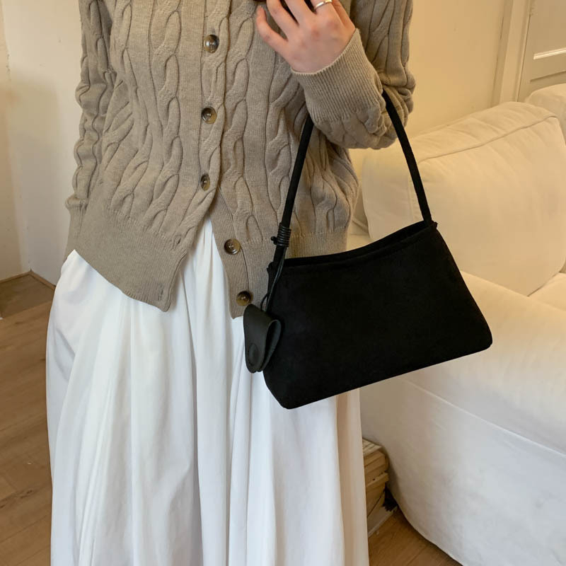 Női PU tote táska alkar-stílusban - mágneses zárás, vízszintes négyzetes forma, belső telefonzseb és laminált cipzáras zseb, egy vállpánt